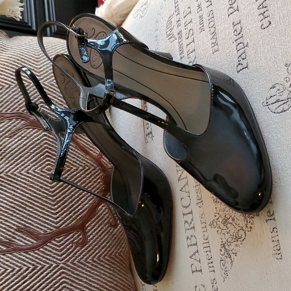 Black patent 8.5 t-strap heels with buckle - Picture 7 of 8